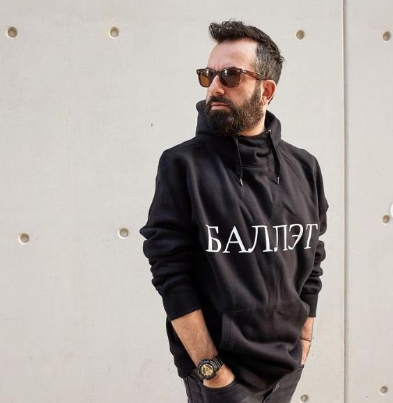 O Kωνσταντίνος Ρήγος γνωρίζει όσο λίγοι τη δύναμη της εικόνας και των μεταμορφώσεων