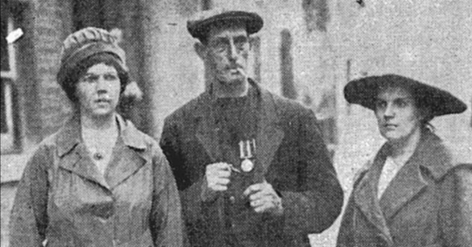 Η Rose Gooding (αριστερά) οδηγήθηκε στη φυλακή για εγκλήματα για τα οποία ήταν εντελώς αθώα κατά τη διάρκεια ενός άγριου καβγά με τη γειτόνισσά της  