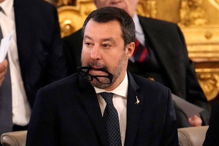 Ο Ματέο Σαλβίνι δαγκώνει τα γυαλιία του -Φωτογραφία: AP Photo/Alessandra Tarantino