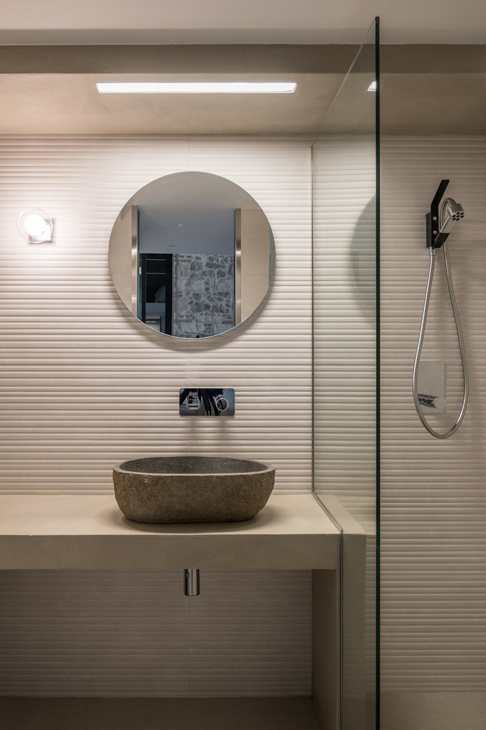 Ο χώρος του μπάνιου λιτός αλλά με ιδιαίτερο γούστο.