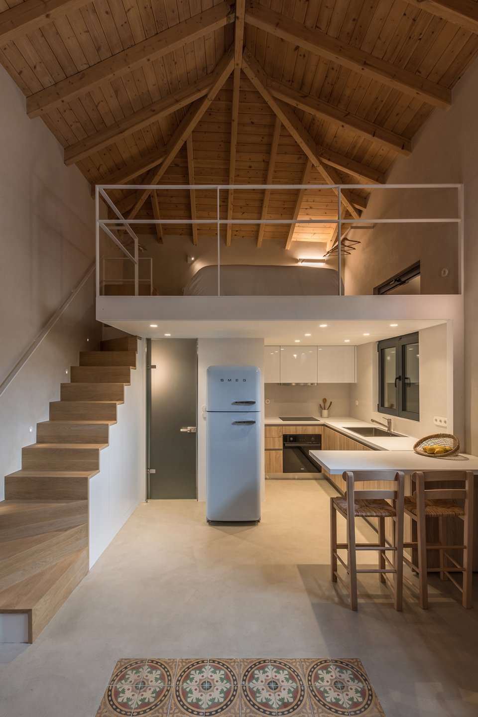 Το εσωτερικό είναι ψηλοτάβανο αποτελούμενο από χώρους ενιαίας χρήσης.