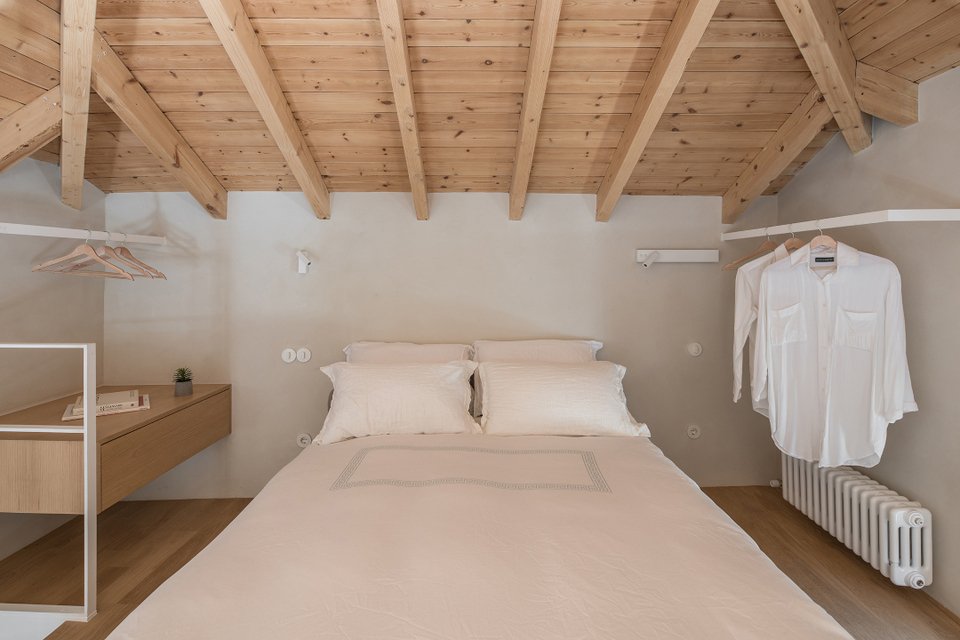 Το ψηλοτάβανο σπίτι χωρίζεται με μεσοπάτωμα «κερδίζοντας» έτσι χώρο. 