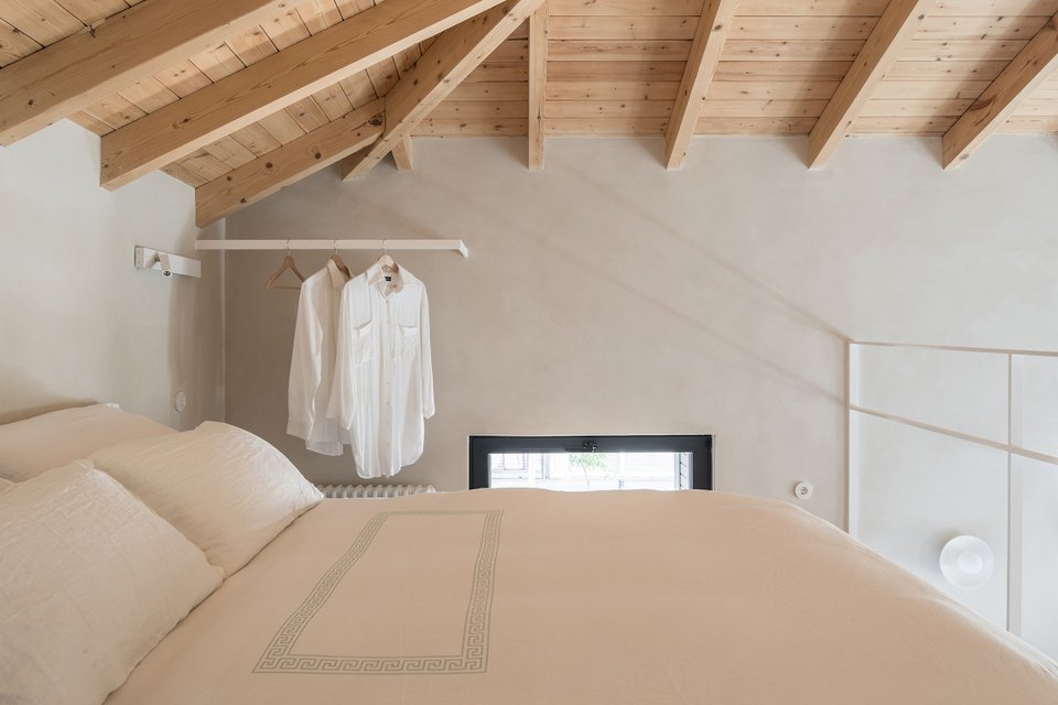 To ξύλο και οι λευκές αποχρώσεις δημιουργούν ένα κομψό, σύγχρονο εσωτερικό που εμπνέει 