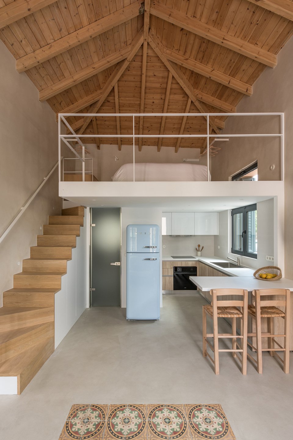  Ευδιάκριτα είναι τα αυθεντικά πλακίδια με τα γεωμετρικά σχέδια που συντηρήθηκαν. 