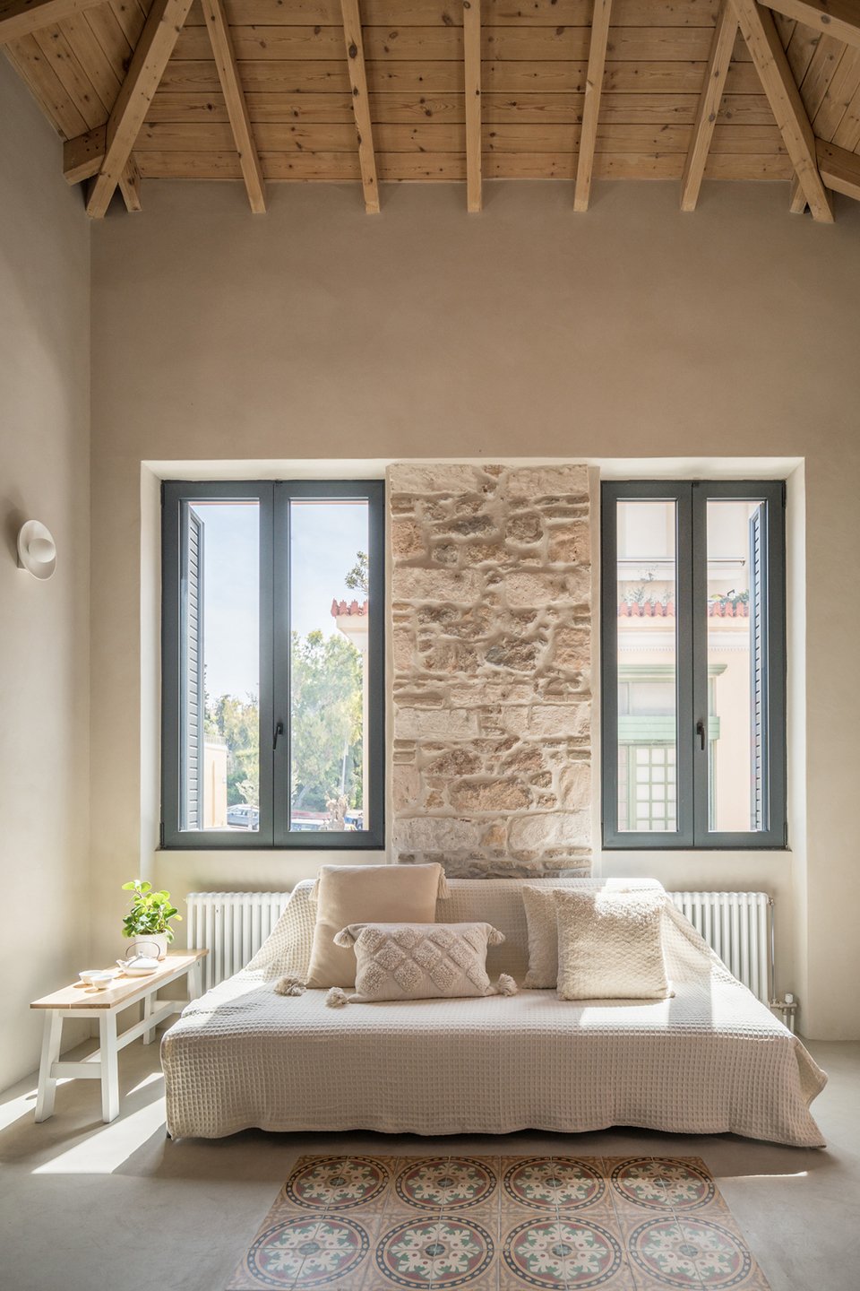 Με σεβασμό στην ιδιαίτερη ταυτότητα του κτίσματος, ώστε να τονιστεί η μοναδικότητά του, χωρίς να γίνουν εκπτώσεις ως προς τις ανάγκες του σήμερα. 