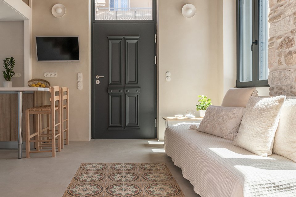 Η Φαίη Θεοδοσίου σχεδίασε και επιμελήθηκε την ανακαίνιση ενός σπιτιού του 1920 που βρίσκεται στο Θησείο.