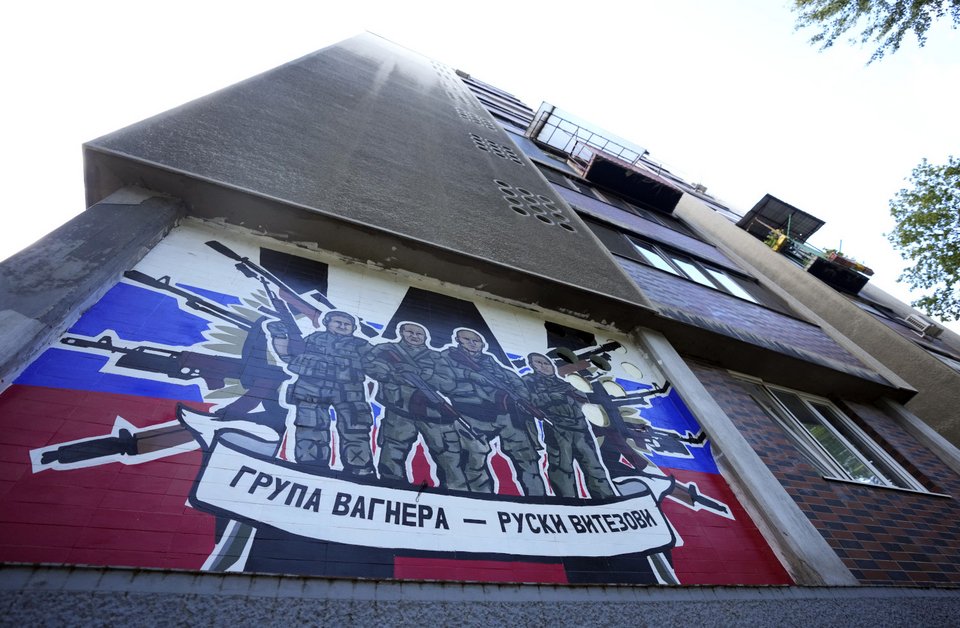 Μια τοιχογραφία στο Βελιγράδι που απεικονίζει μισθοφόρους της ρωσικής ομάδας Wagner που γράφει: «Ομάδα Wagner - Ρώσοι ιππότες»