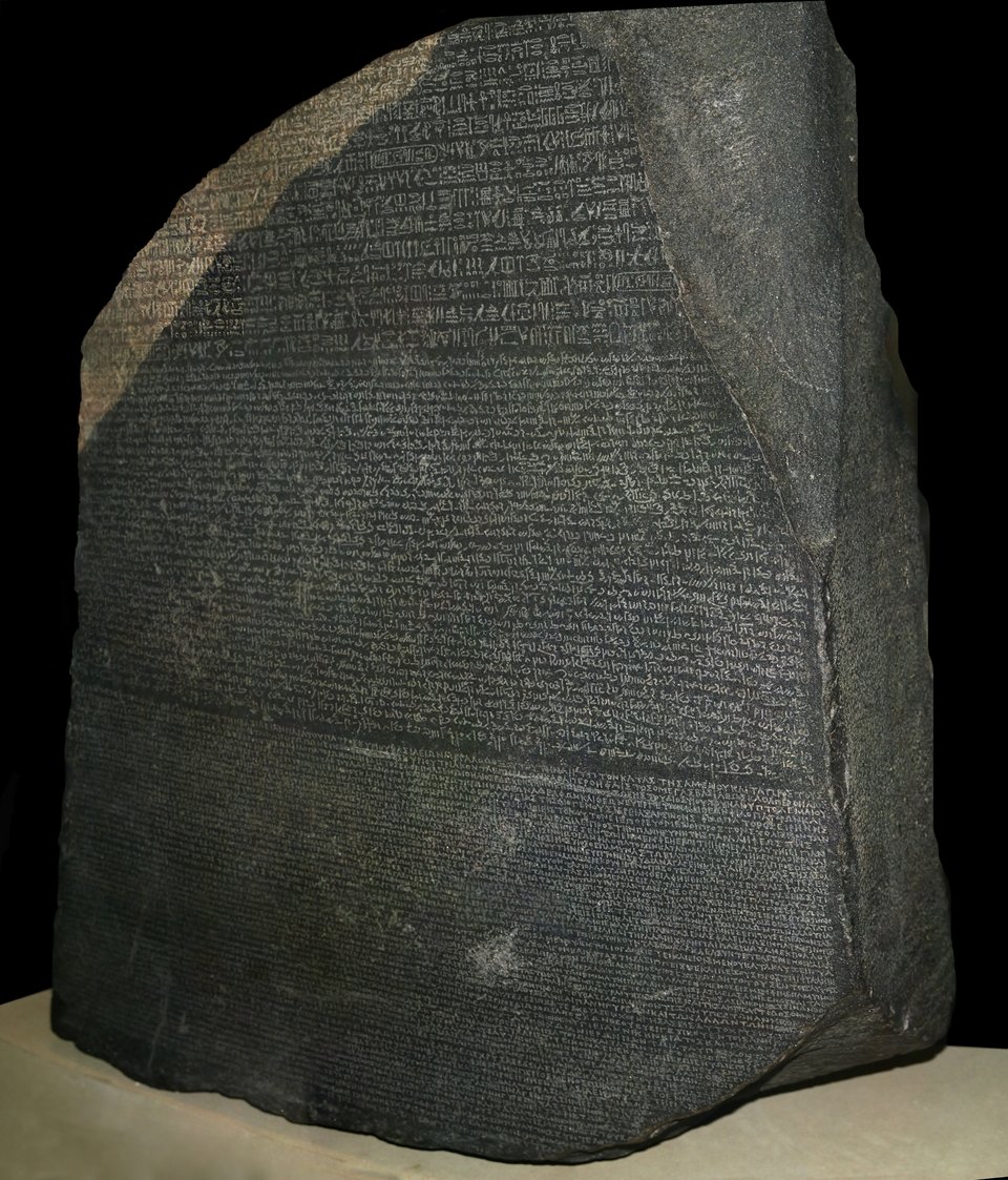 Η στήλη της Ροζέτας που ανακαλύφθηκε το 1799 από Γάλλους στρατιώτες