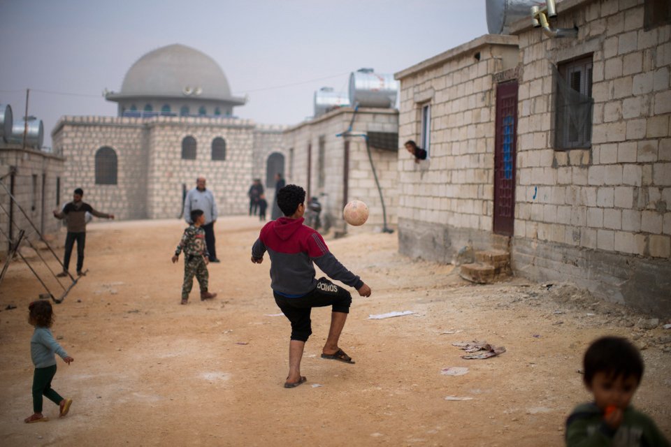 Σύροι πρόσφυγες σε καταυλισμό / AP Photo/Francisco Seco
