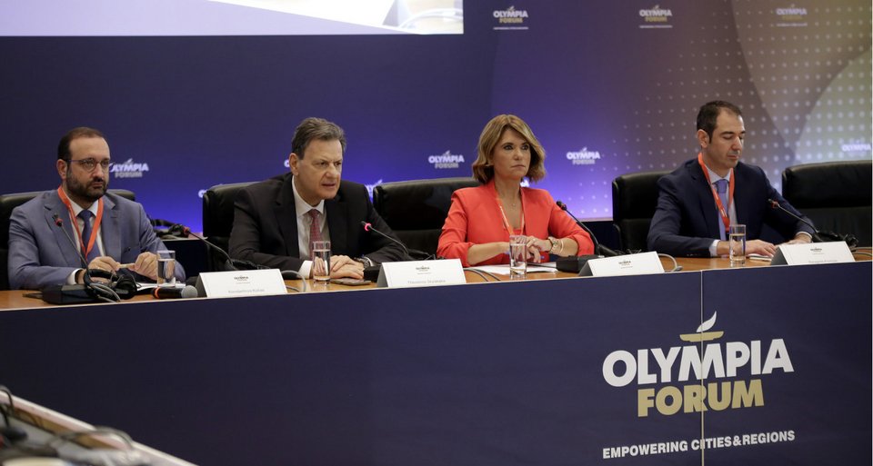 Από αριστερά στα δεξιά: Κωνσταντίνος Κόλλιας, πρόεδρος Οικονομικού Επιμελητηρίου Ελλάδος, Θεόδωρος Σκυλακάκης, αναπληρωτής υπουργός Οικονομικών, Νίνα Κασιμάτη, δημοσιογράφος ΕΡΤ, Παναγιώτης Πρόντζας, partner, head of Strategy &amp; Investments, Grant Thornton / Φωτογραφία: ΑΠΕ-ΜΠΕ