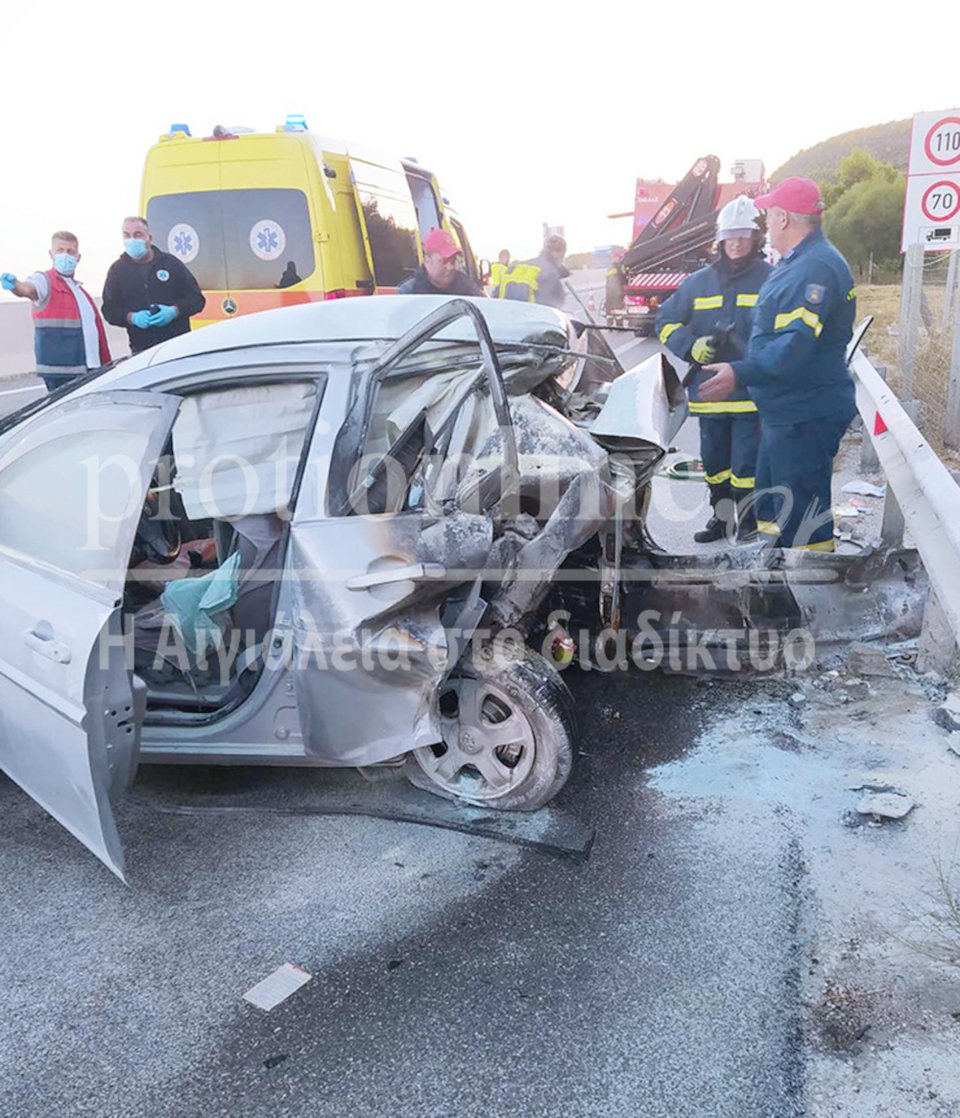 Το αυτοκίνητο που επέβαινε η οικογένεια τριών ατόμων στην Ακράτα / protionline.gr
