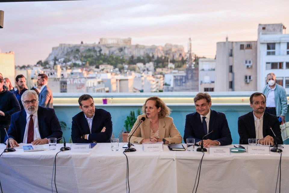 Ο Αλέξης Τσίπρας, ο Νικόλας Φαραντούρης (δεύτερος από δεξιά) και το στέλεχος του ΠΑΣΟΚ Χάρης Δούκας (δεξιά)