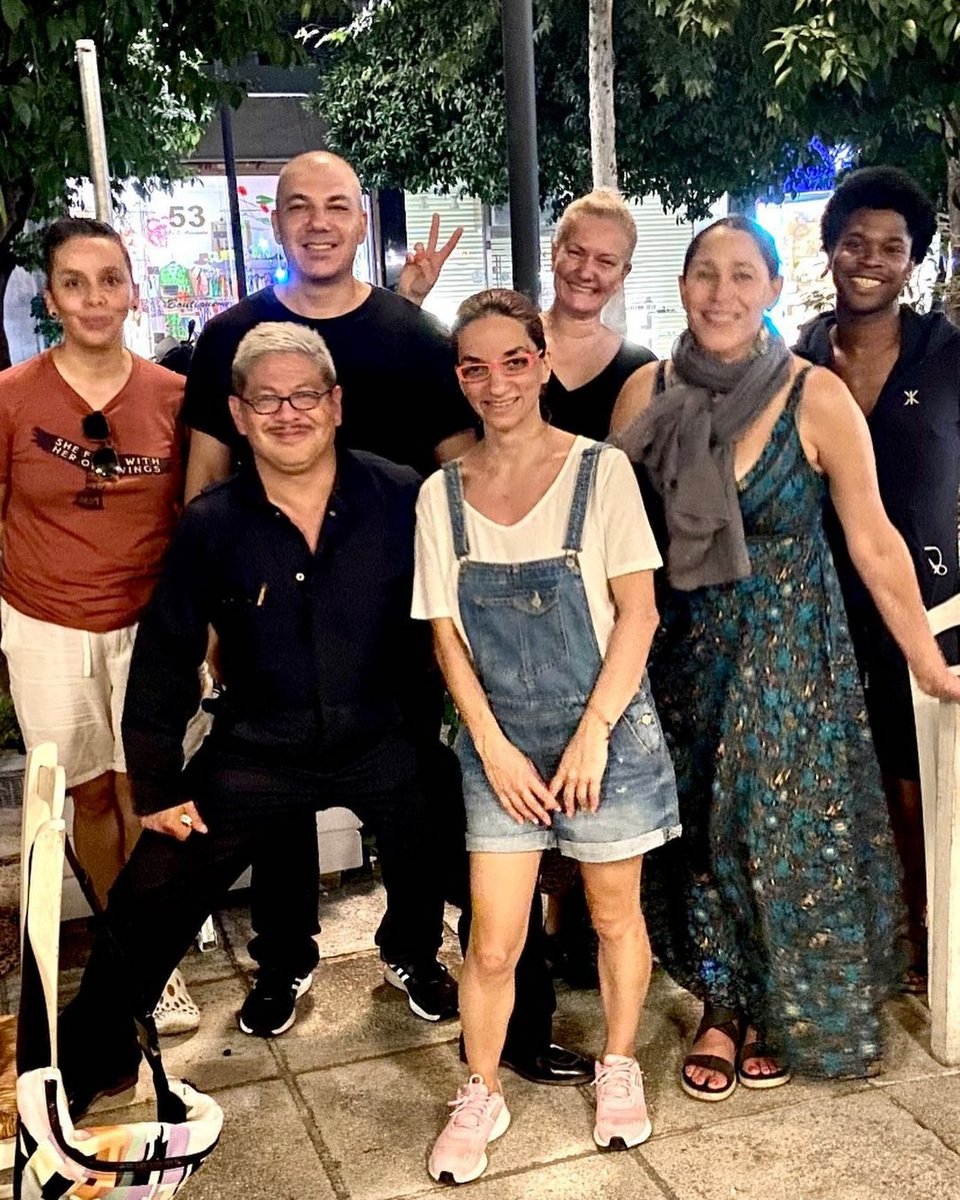 Ο Πέτρος και η Ελίζα με τη διάσημη μπάντα Pink Martini που επισκέφθηκε τον περασμένο Ιούλιο το Μικιό και ξετρελάθηκε με τον ζουμερό ντάκο του.