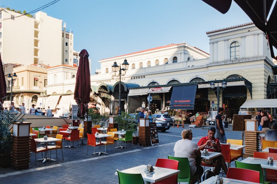 Η Βαρβάκειος Αγορά όπως φαίνεται από ένα μικρό καφέ στην πλατεία / Φωτογραφία: Shutterstock