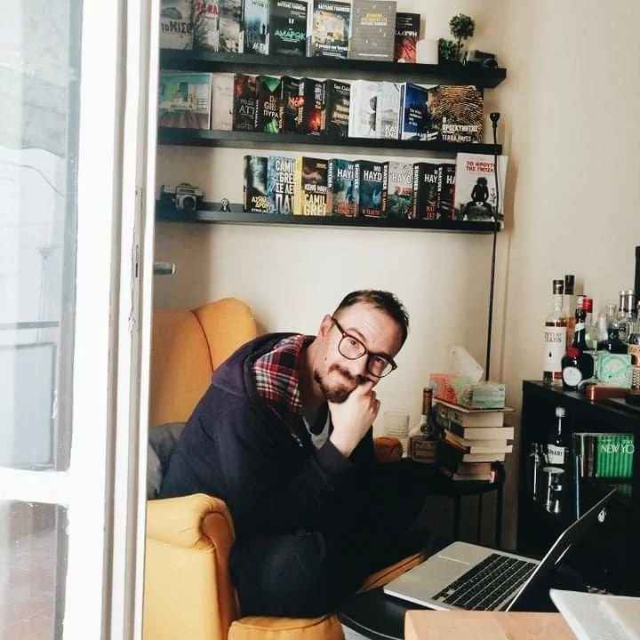 O Βαγγέλης Γιαννίσης στο σπίτι του στους Αμπελόκηπους, στην αγαπημένη του γωνιά γράφοντας / Φωτογραφία: vgiannisis / Instagram