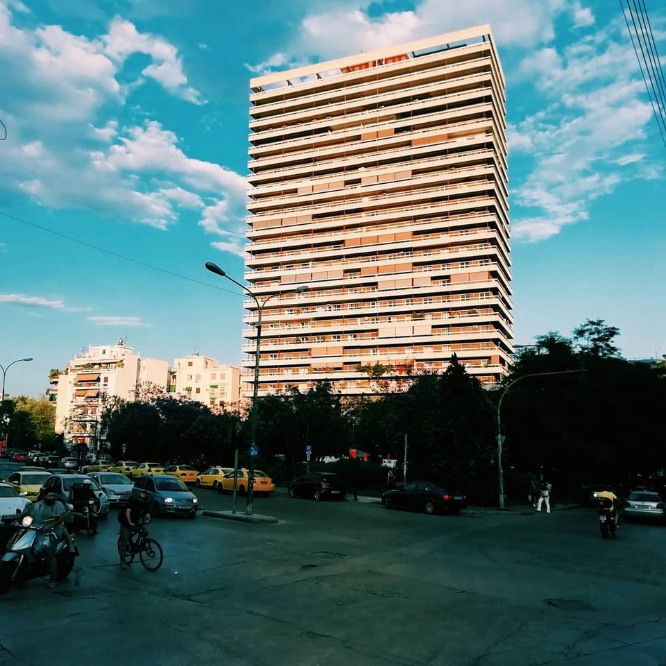 Ο πύργος «Απόλλων», επί της πλατείας Κανελλόπουλου στους Αμπελόκηπους, είναι το σήμα κατατεθέν της περιοχής / Φωτογραφία: vgiannisis / Instagram