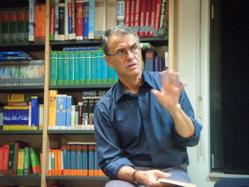 Το «Πλατωνικοί διάλογοι ή γιατί στο σπήλαιο κάνουν όλοι πάρτι» του Χάρη Βλαβιανού πηγαίνει τη Δευτέρα στο τυπογραφείο και κυκλοφορεί σε δυο εβδομάδες από τις εκδόσεις Πατάκη