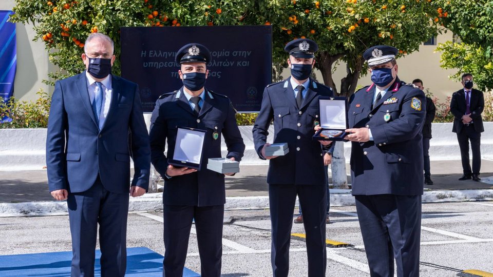 Στιγμιότυπο από τη βράβευση των αστυνομικών
