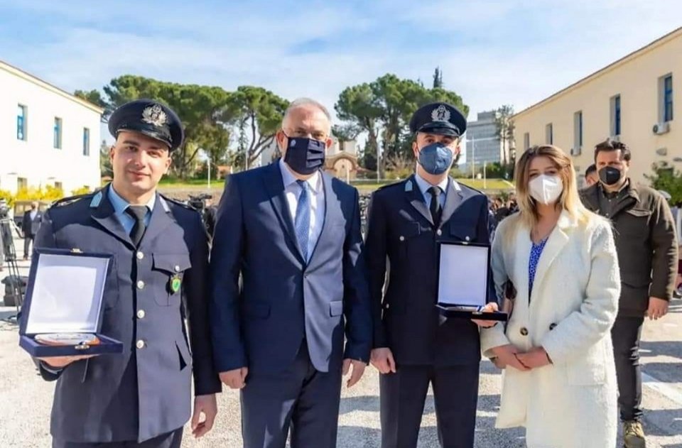 Η βράβευση των αστυνομικών και δίπλα τους η μητέρα του παιδιού
