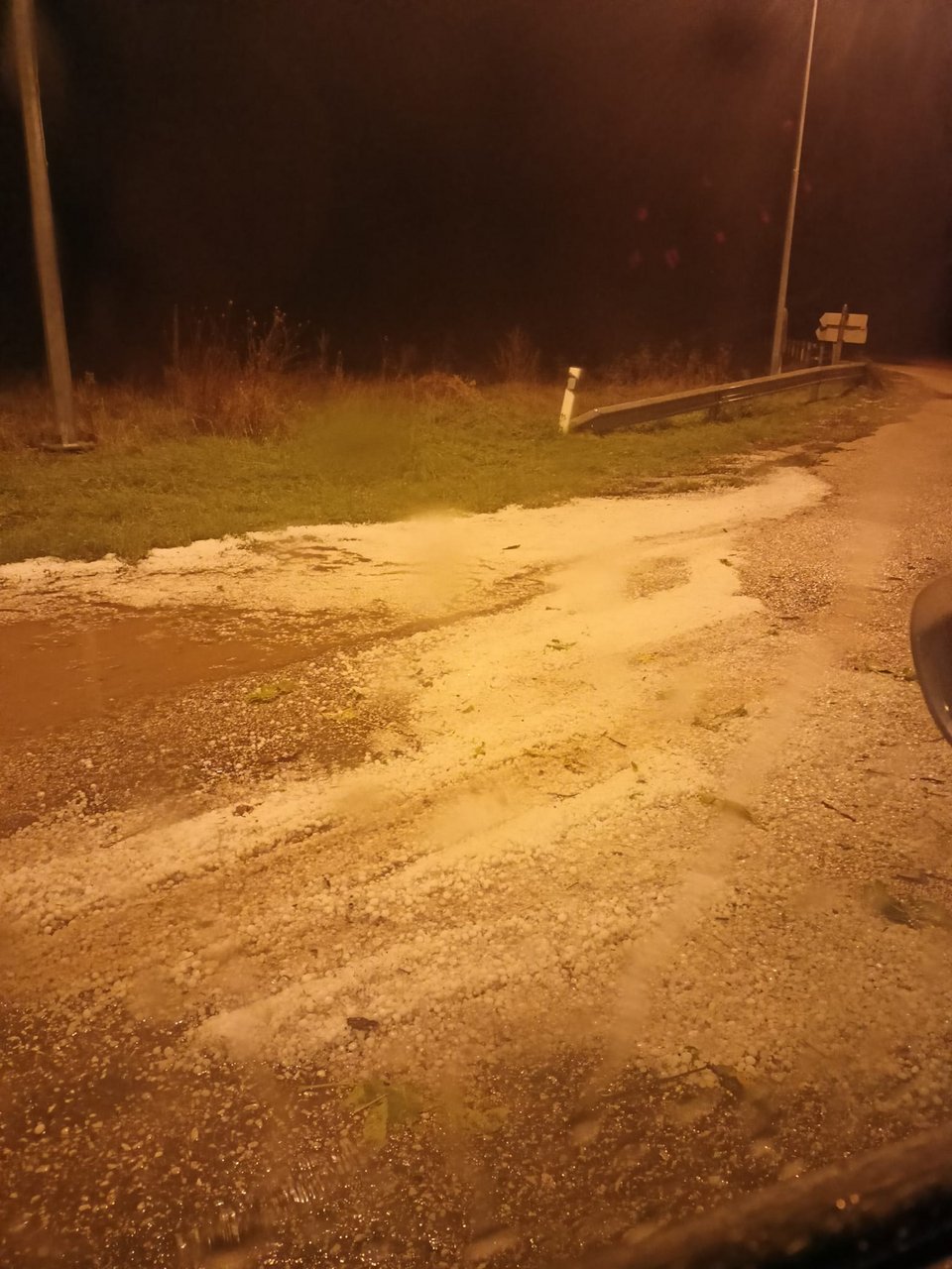 Άσπρισαν οι δρόμοι από το χαλάζι