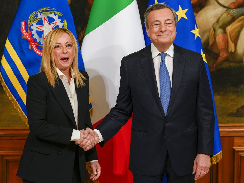 Χειραψία μεταξύ Μελόνι και Ντράγκι