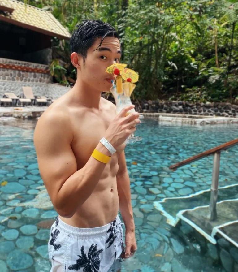 Ο YouTuber απολαμβάνει εξωτικές διακοπές