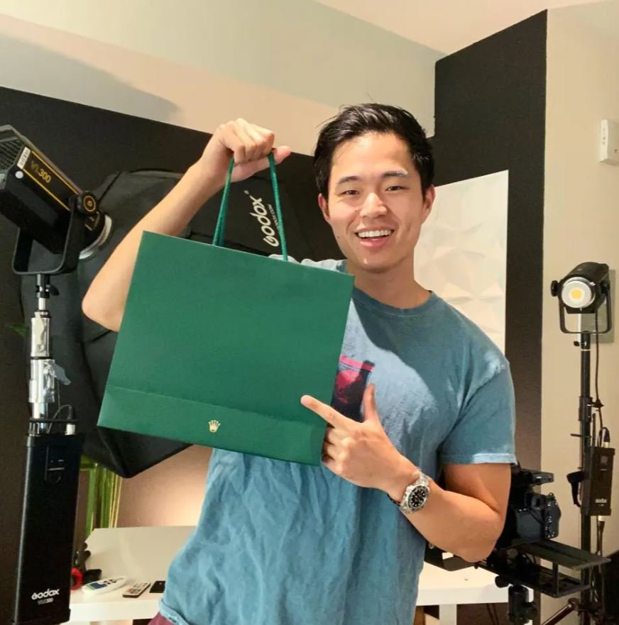 Ο Chong ξοδεύει επίσης τα χρήματά του σε επώνυμες μάρκες