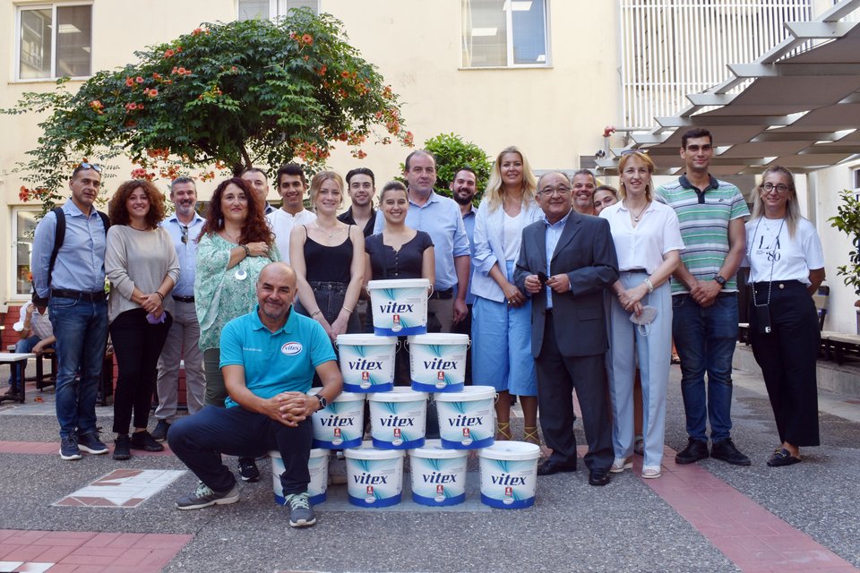 Οι χρωμοδότες: ΠΑΚΤΙΤΗ ΑΦΟΙ ΟΕ, ΜΠΑΛΑΜΩΤΗ ΑΦΟΙ ΟΕ - ΧΡΩΜΟΔΟΜΗ, ΔΕΣΥΛΛΑ ΑΝΔΡ.ΒΑΣΙΛΙΚΗ, ΚΟΥΡΤΗΣ ΗΛ.Καί ΣΤ. &amp; ΥΙΟΙ ΑΒΒΕΕ, ΔΕΛΟΓΛΟΥ ΕΥΣΤ.ΦΙΛΙΠΠΟΣ-COLORCENTER ΒΑΡΗΣ, ΠΥΡΓΙΩΤΗΣ Α.-ΠΥΡΓΙΩΤΗΣ Γ.ΟΕ, ΑΓΓΕΛΑΤΟΣ ΣΤ.ΙΩΑΝΝΗΣ, ΚΟΥΡΟΥΜΑΛΟΥ ΦΩΤΙΟΥ ΠΑΡΑΣΚΕΥΗ και ΓΕΩΡΓΙΟΠΟΥΛΟΣ ΚΩΝ.ΗΛΙΑΣ παρέδωσαν 100 λίτρα χρώματος Vitex with Vairo, στο Γενικό Αντικαρκινικό - Ογκολογικό Νοσοκομείο Αθηνών «Άγιος Σάββας».  