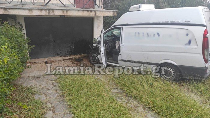 Το λευκό βαν. Φωτογραφία από LamiaReport.gr
