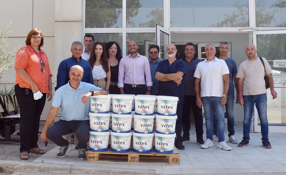 Οι χρωμοδότες: ΚΑΞΗΡΗΣ Π.-ΤΣΑΝΤΗΛΑ Ν. ΟΕ, ΚΑΝΑΡΑΣ ΣΟΦ.ΓΕΩΡΓΙΟΣ, ΑΓΑΛΙΩΤΗ ΑΦΟΙ ΟΕ, ΒΟΥΡΕΚΑΣ ΝΙΚΟΛΑΟΣ &amp; ΣΙΑ ΟΕ και ΛΑΚΙΩΤΗΣ ΑΝΤΩΝΙΟΣ παρέδωσαν 300 λίτρα χρώματος Vitex with Vairo, στο Γενικό νοσοκομείο &amp; νοσοκομείο ατυχημάτων «ΚΑΤ».   