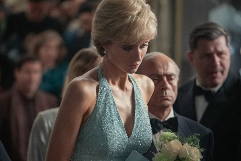 Στιγμιότυπο από το τελευταίο επεισόδιο: Η Νταϊάνα και πίσω ο Μοχάμεντ Αλ Φάγιεντ έχοντας μόλις δει την Λίμνη των Κύκλων