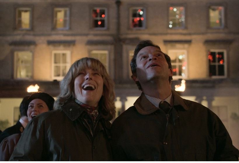 Η Καμίλα και ο Κάρολος εμφανίζονται να διασκεδάζουν με τα πυροτεχνήματα την ίδια στιγμή που η Νταϊάνα δίνει την τηλεοπτική συνέντευξη στο BBC.