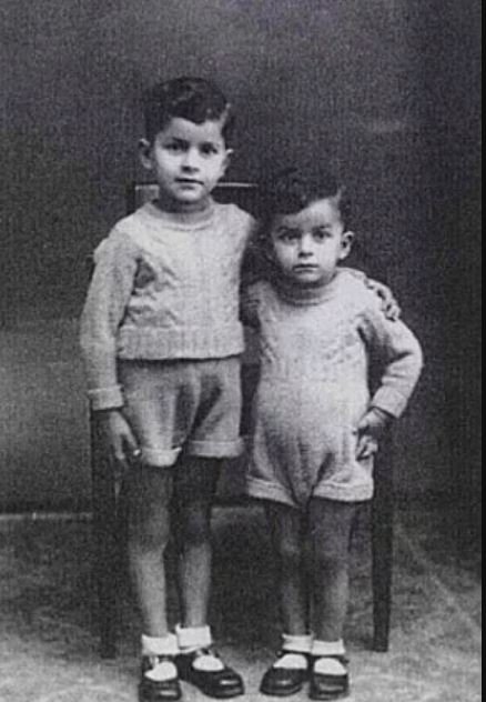 Δεξιά, ο Αλέκος Φασιανός παιδί, με έναν από τους αδελφούς του / Courtesy Alekos Fassianos Estate