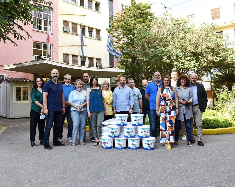 Οι χρωμοδότες: ΚΑΞΗΡΗΣ Π.-ΤΣΑΝΤΗΛΑ Ν. ΟΕ, ΑΦΟΙ ΠΑΝΑΓΟΥΛΙΑ  ΟΕ, ΚΟΥΡΕΜΕΝΟΣ Λ. &amp; Β. Ο.Ε. και ΠΥΡΟΜΑΛΛΗΣ ΔΗΜ.ΚΩΝ/ΝΟΣ παρέδωσαν 200 λίτρα χρώματος Vitex with Vairo, στο Νοσοκομείο Θείας Πρόνοιας «Η Παμμακάριστος».   