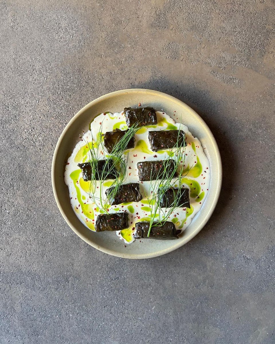 Ντολμαδάκια γιαλαντζί & πρόβεια κρέμα με κρόκο Κοζάνης στις Σεϋχέλλες στο Μεταξουργείο / Φωτογραφία: seychellesrestaurant/Instagram