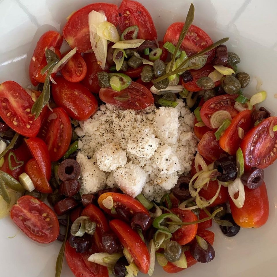 Πολύχρωμα ντοματίνια με χώμα χαρουπιού, ξινομυζήθρα Κρήτης & οξύμελο στην Τζουτζούκα στο Ρουφ / Φωτογραφία: tzoutzouka_rouf/Instagram