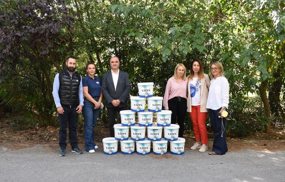  Επίσης, μέσω της Τράπεζας Χρώματος παραδόθηκαν 50 λίτρα&nbsp;χρώματος Vitex with Vairo&nbsp;στο Γενικό Νοσοκομείο Μαιευτήριο «ΕΛΕΝΑ ΒΕΝΙΖΕΛΟΥ», 100 λίτρα στο Νοσοκομείο Ερυθρός Σταυρός, 80 λίτρα στο&nbsp;Γενικό Νοσοκομείο Αθηνών Κοργιαλένειο, 150 λίτρα στο Γενικό Νοσοκομείο Νοσημάτων Θώρακος «Η Σωτηρία» και 150 λίτρα στο Γ.Ν.Α. «Γ.ΓΕΝΝΗΜΑΤΑΣ». 