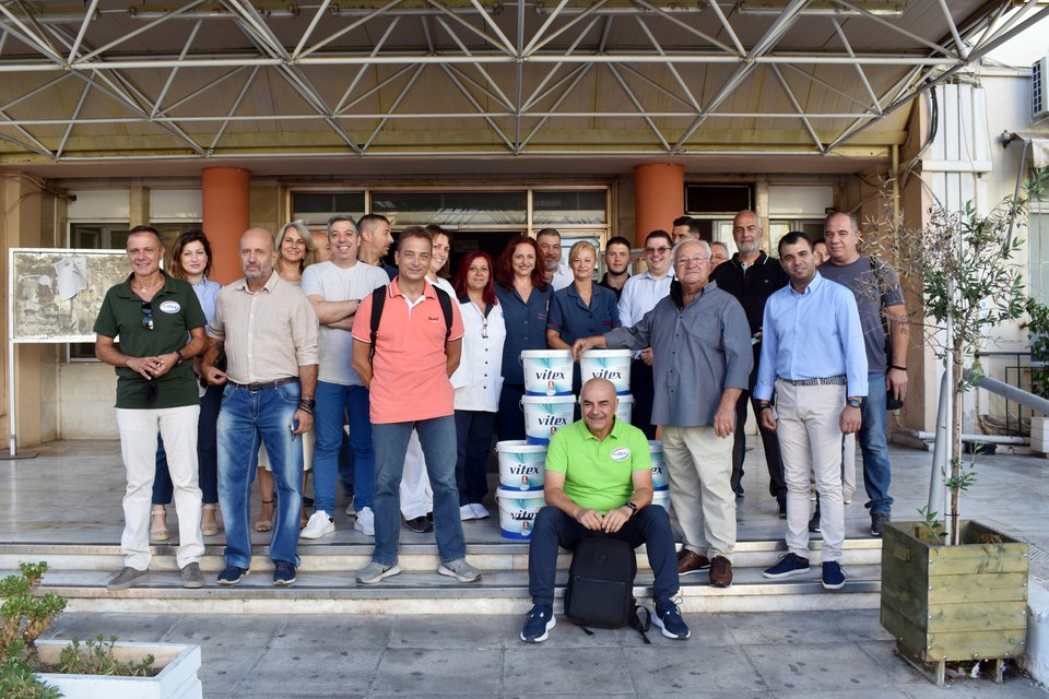 Οι χρωμοδότες: ΑΓΑΛΙΩΤΗΣ ΠΑΝΑΓΙΩΤΗΣ, ΑΥΛΩΝΙΤΗΣ ΑΡΓΥΡΗΣ, ΔΗΜΑΚΟΣ ΑΓΓΕΛΟΣ, ΕΓΓΛΕΖΟΣ ΚΩΣΤΑΣ ΚΑΙ ΚΩΝΣΤΑΝΤΙΝΟΣ, ΙΑΤΡΟΥ ΑΘΑΝΑΣΙΑ, ΚΑΡΑΤΖΑΝΗΣ ΤΑΣΟΣ ΚΑΙ ΒΑΣΙΛΗΣ, ΛΕΟΝΤΑΡΗΣ ΣΠΥΡΟΣ, ΜΑΝΩΛΕΜΗΣ ΒΑΣΙΛΗΣ και ΝΤΕΛΗΣ ΑΡΧΟΝΤΗΣ παρέδωσαν 100 λίτρα χρώματος στο Τζάνειο Γενικό Νοσοκομείο Πειραιά.