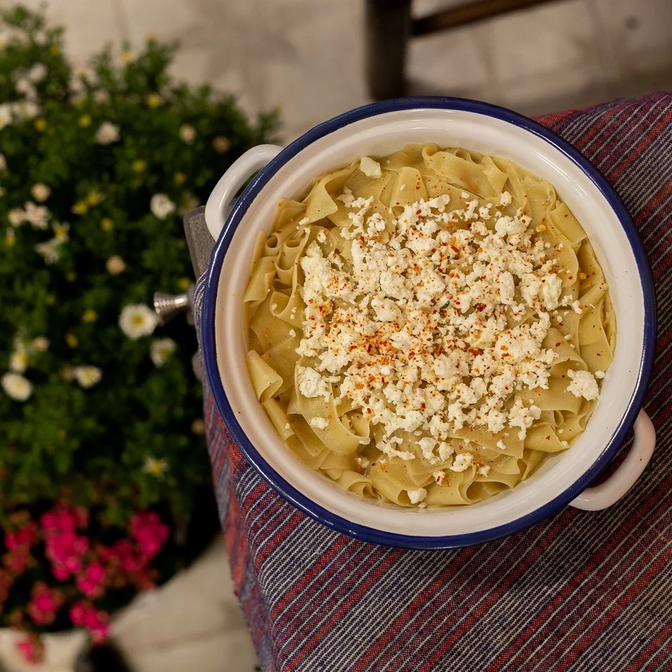 Χυλοπίτες Κομοτηνής, με βαρελίσια φέτα Μεσσηνίας, φρέσκο βούτυρο Ρούμελης και βιολογικό μπούκοβο Λεωνιδίου, ένα από τα πέντε βασικά πιάτα στη «Λόντζα της γειτονιάς» / Φωτογραφία: lontza.tis.geitonias/Instagram
