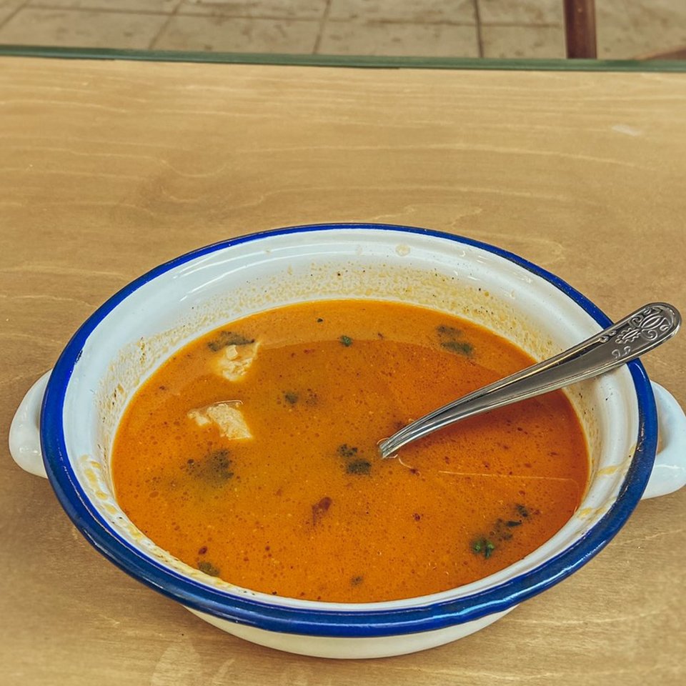 Kακαβιά, από τα πιάτα ημέρας της Λόντζας της γειτονιάς στα Εξάρχεια / Φωτογραφία: lontza.tis.geitonias/Instagram