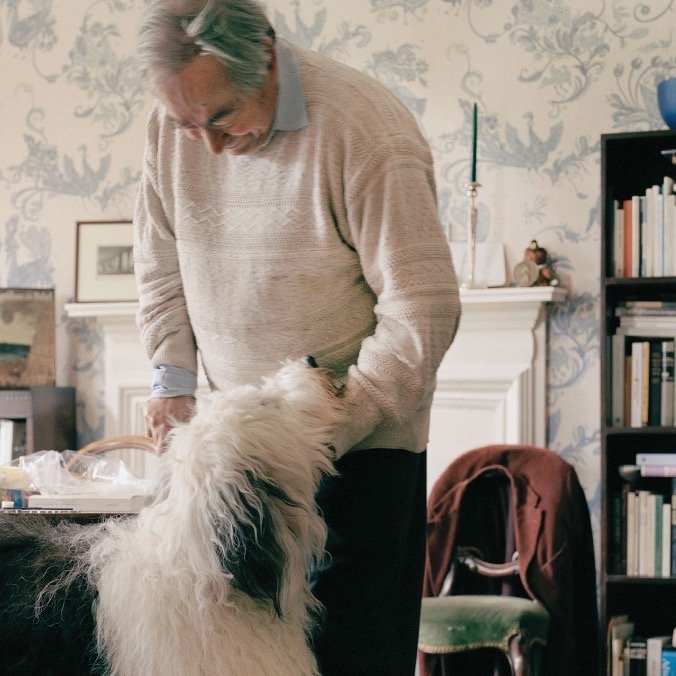 Ο Τζωρτζ Στάινερ με τον σκύλο του στο σπίτι του στο Κέιμπριτζ / Φωτογραφία: Λεπτομέρεια από το εξώφυλλο του βιβλίου «Ένα μακρύ Σάββατο» της Λωρ Αντλέρ με τον Τζωρτζ Στάινερ (Εκδ. Δώμα)