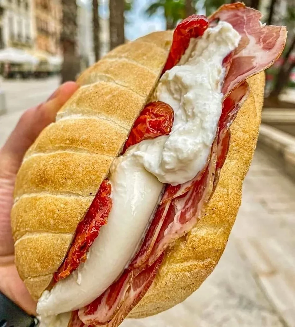 Street food στο Μιλάνο σημαίνει σάντουιτς με τα καλύτερα τυριά και αλλαντικά από τη Λομβαρδία / Φωτογραφία: Βασίλης Παπικινός