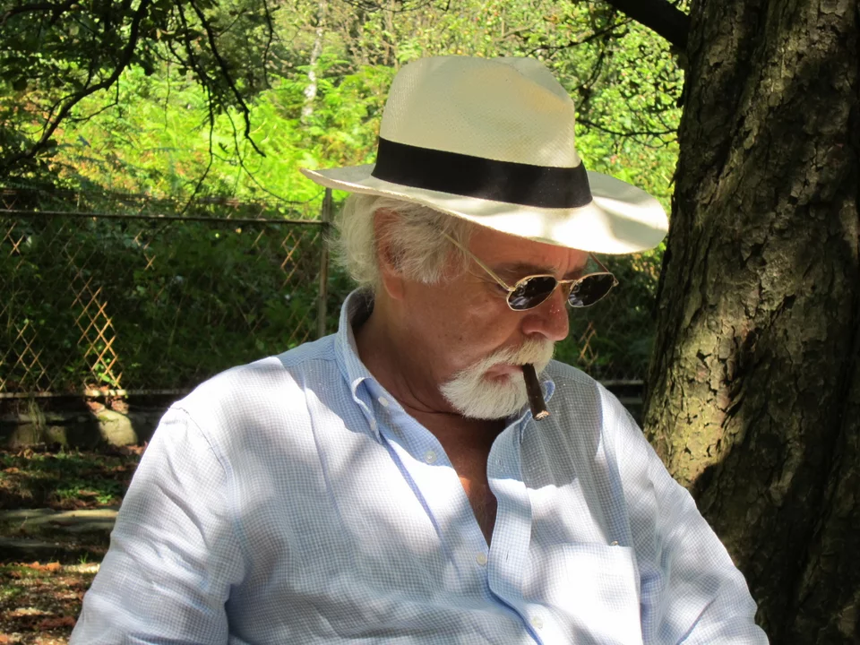 Ο Ιταλός συγγραφέας Τζανφράνκο Καλίγκαριτς ζει σε ένα προάστιο της Ρώμης.