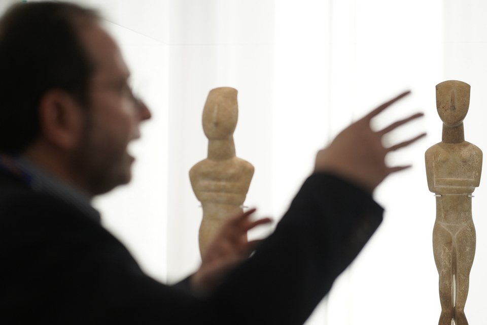 O αρχαιολόγος δρ Ιωάννης Δ. Φάππας στη ξενάγηση της έκθεσης «Γυρισμός» πριν τη συζήτηση της υπουργού Πολιτισμού με τους δημοσιογράφους / Νίκος Παλαιολόγος SOOC