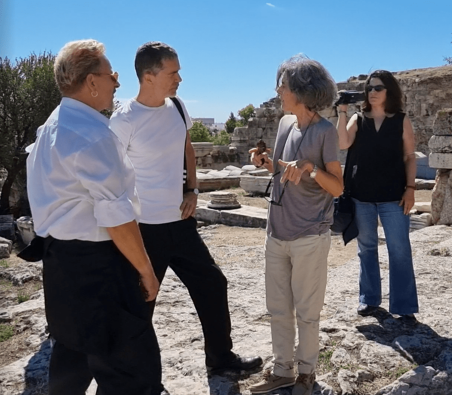 Ο Romeo Castellucci ξεναγείται στον αρχαιολογικό χώρο της Ελευσίνας από την Καλλιόπη Παπαγγελή και τον Μιχαήλ Μαρμαρινό. Η Έλενα Παπαλεξίου καταγράφει με την κάμερα κάθε στιγμή της δημιουργικής διαδικασίας στο πλαίσιο του ερευνητικού έργου «Γένεσις: Γενετική Έρευνα και Ψηφιακή Οπτικοποίηση στις Παραστατικές Τέχνες». Φωτο: The Genesis Project
