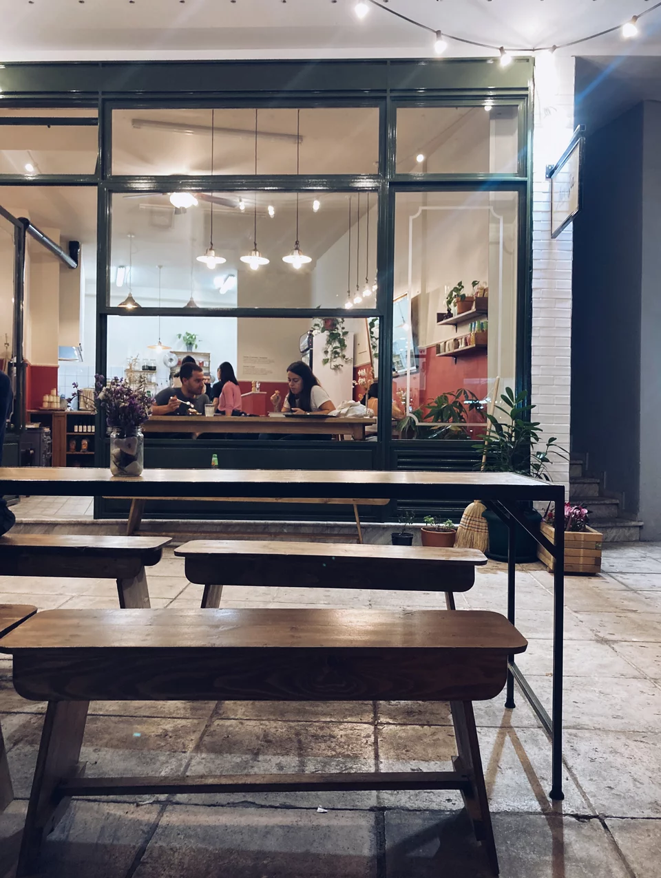 Ένας πάγκος στο στεγασμένο πεζοδρόμιο και δύο ακόμα πάγκοι μέσα, αποτελούν τους κοινούς χώρους που μοιράζονται οι πελάτες για να απολαύσουν το φαγητό τους στη «Λόντζα της γειτονιάς» στη Χαριλάου Τρικούπη / Φωτογραφία: Μάνος Λειβαδάρος/iefimerida