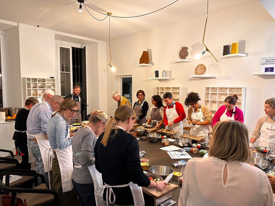 O Βασίλης Παπικινός μαγειρεύοντας με Ιταλούς foodies στο Kitchen Milano στο Sant' Ambrogio του Μιλάνο