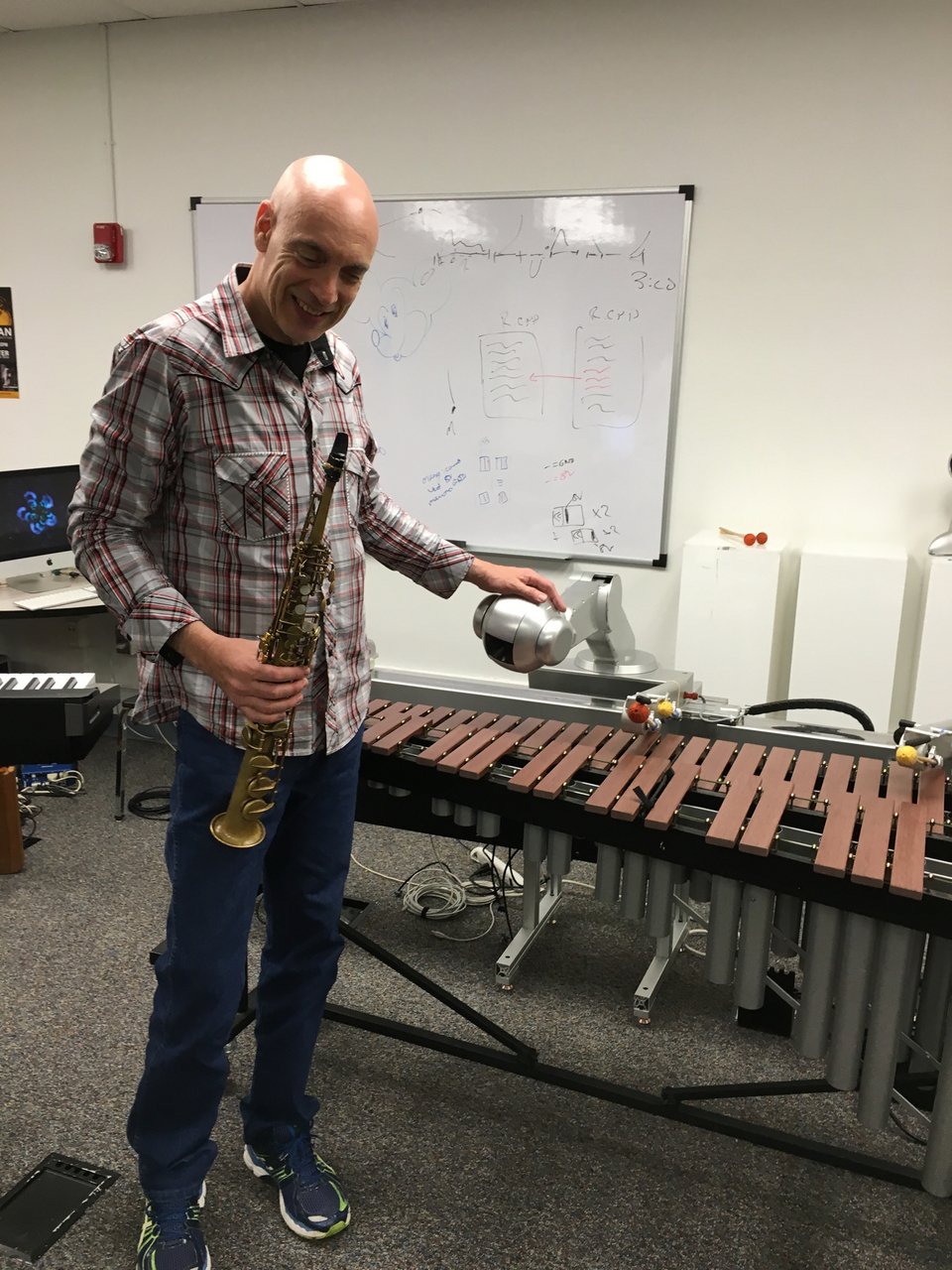 Ο Δημήτρης Βασιλάκης κάνοντας πρόβα με τον Shimon Robot