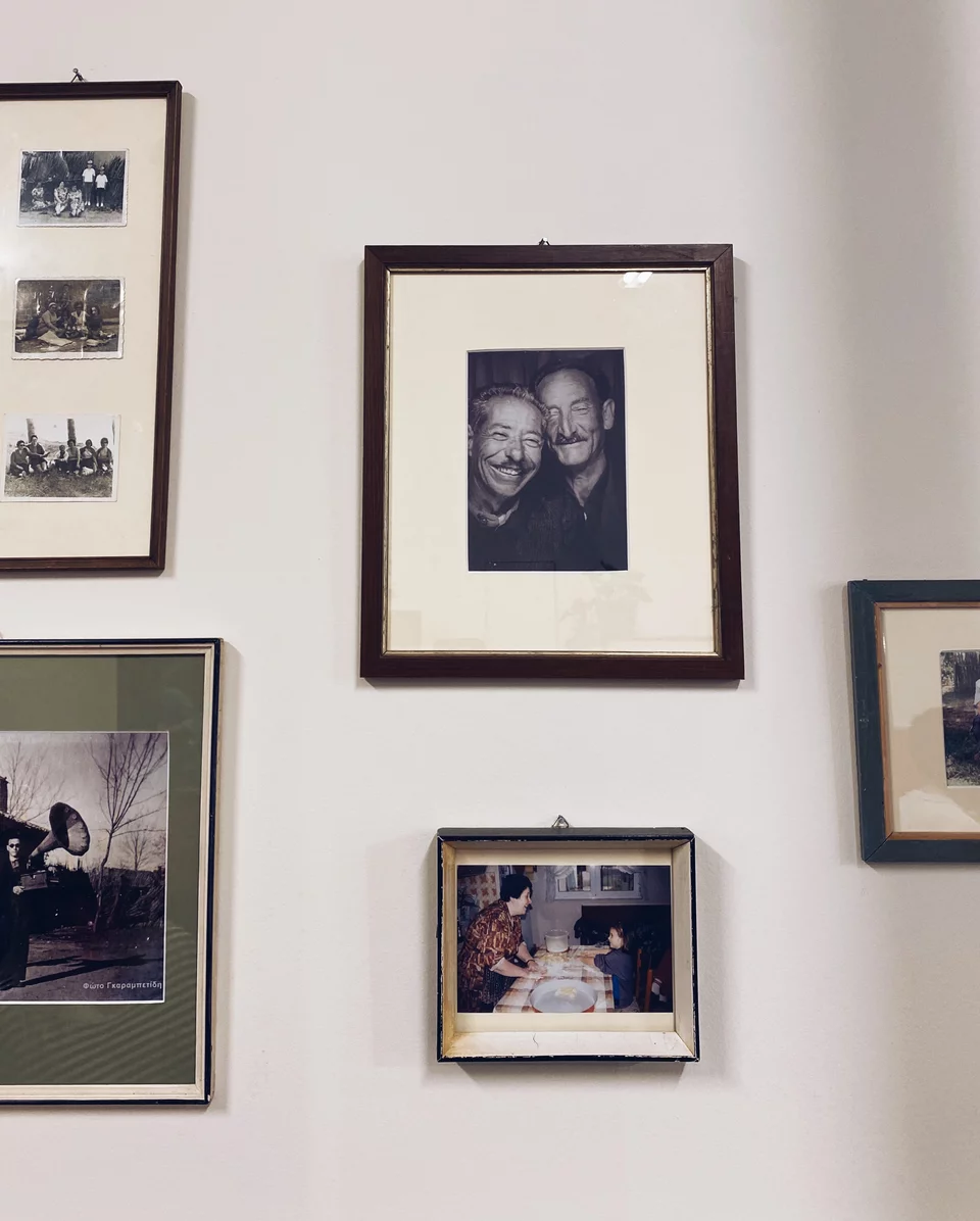 Οι οικογενειακές αναμνήσεις του Σπύρου Χατζηαγγελάκη ντύνουν τα κάδρα στους τοίχους της «Λόντζας» / Φωτογραφία: Μάνος Λειβαδάρος/iefimerida