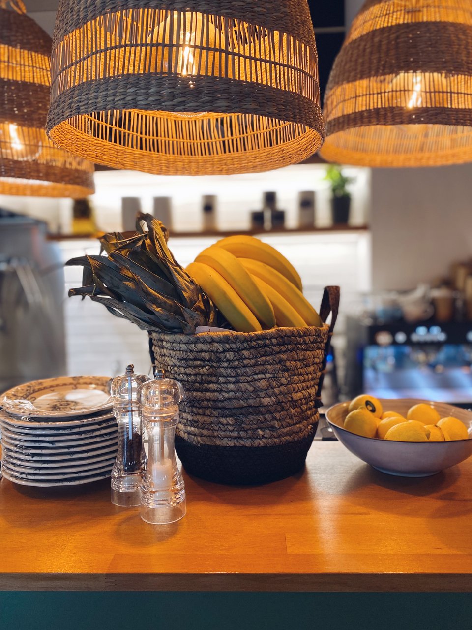 Η διακόσμηση στο Gaby είναι προσεγμένη στη λεπτομέρεια: από τα καλάθια με τα φρούτα μέχρι τα υπέροχα πιάτα με το λίμπερτι ρομαντικό σχέδιο. 